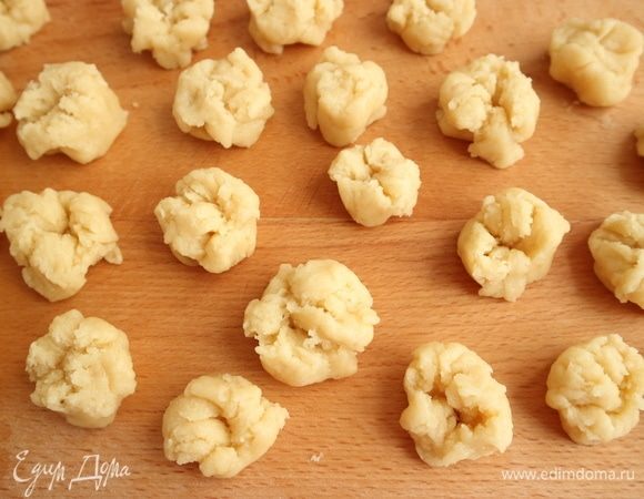 У вас останется еще немного теста, если вы воспользуетесь формой указанного диаметра, я приготовила из него маленькие печенья.