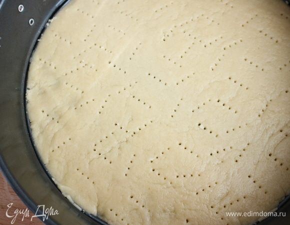 Вынуть форму из холодильника, наколоть вилкой в некоторых местах.