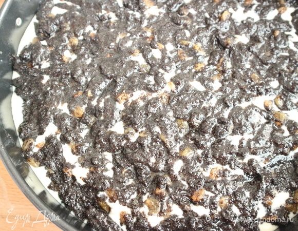 Положить сверху творожную начинку. На начинку аккуратно распределить маковый слой.