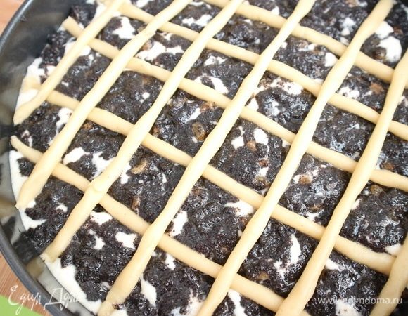 Сделать решетку из жгутиков теста.