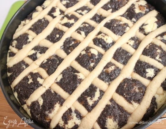 Поставить в духовку на 50–60 минут. Вынуть, дать немного остыть. Пройтись ножом по краю бортика. 