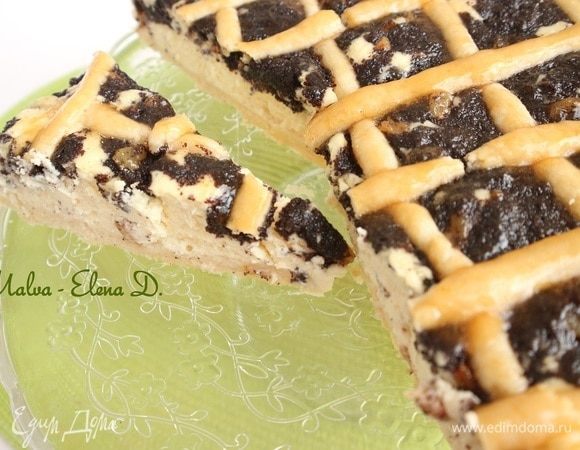 Приготовить абрикосовое покрытие. Для этого смешать абрикосовый джем с водой, поставить на плиту на маленький огонь, дать закипеть. Помешивать. Протереть через сито. Кисточкой намазать решетку сначала один раз, потом, через некоторое время, еще раз. Можно покрыть весь пирог абрикосовым джемом, тогда он будет глянцевым.
После полного остывания вынуть из формы, убрать в холодильник на ночь.