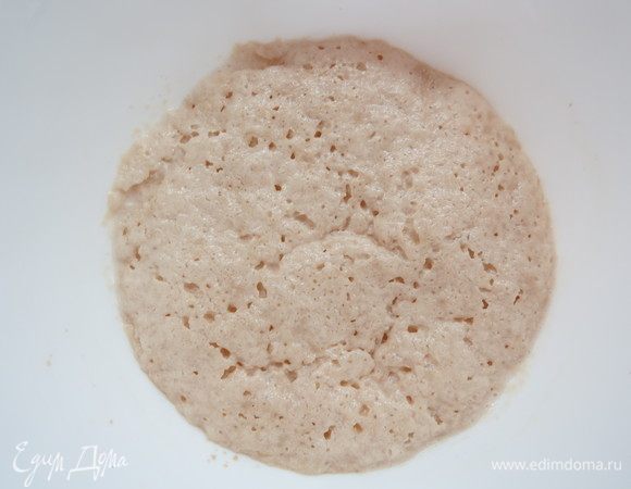 Готовим тесто. Ставим опару: в теплое молоко всыпать сахар, дрожжи, перемешать и убрать в теплое место на 15–20 минут.