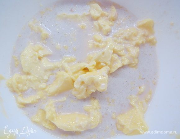 В опару добавить мягкое сливочное масло, перемешать.