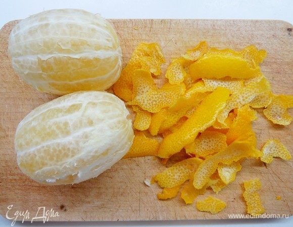 Готовим лимонную начинку. Если у вас обычные толстокожие лимоны, то с лимонов следует снять цедру, удалить косточки, дольки лимонов отделить от внешней толстой белой шкурки (именно она обычно горчит) и выложить в блендер или пропустить через мясорубку, добавить сахар и взбить до однородного состояния. Если у вас есть тонкокожие узбекские лимоны, можно просто их нарезать, удалить косточки и измельчить в блендере.