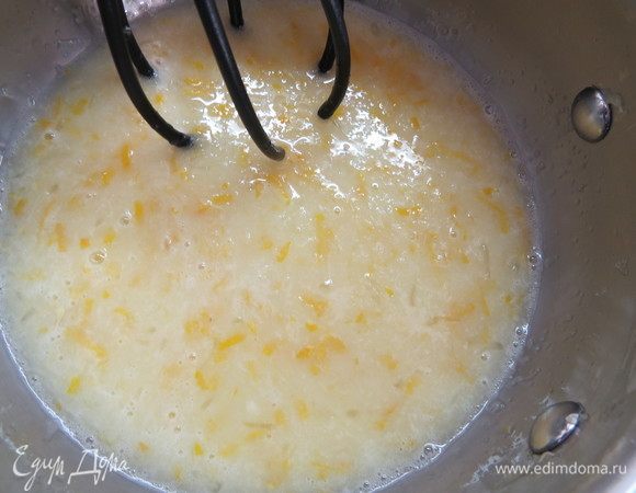 Если лимонная начинка получится слишком жидкой, советую добавить 1 ст. л. ложку крахмала (манки) и проварить лимонную смесь до густоты, а то потом начинка может вытечь.