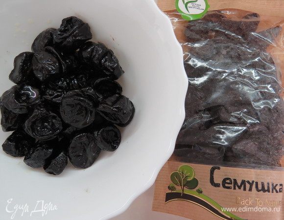 Готовим начинку из чернослива. Чернослив хорошенечко моем в теплой воде. Я использовала чернослив ТМ «Семушка», он очень мягкий и сочный, замачивать его не было нужды. Если чернослив жестковат, то можно замочить его на в теплой воде минут на 40.

