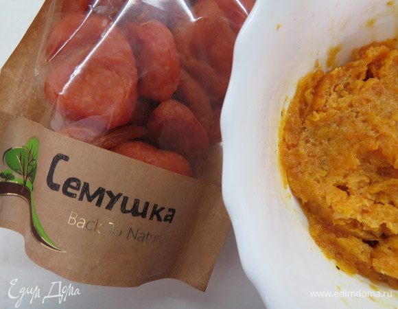 Аналогичным образом готовим начинку из кураги: промытую курагу пропускаем через мясорубку, добавляем лимонный сок. 
Наши начинки готовы. 