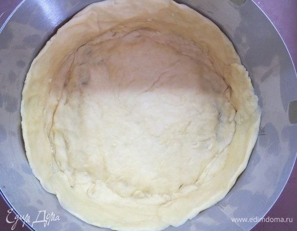 Формируем пирог. Тесто разделить на 4 части: 1 часть побольше и 3 одинаковые. Все части раскатать в тонкие круги. Круг самого большого диаметра выложить в форму (у меня D=18 см), смазанную сливочным маслом, оставляя бортики. 