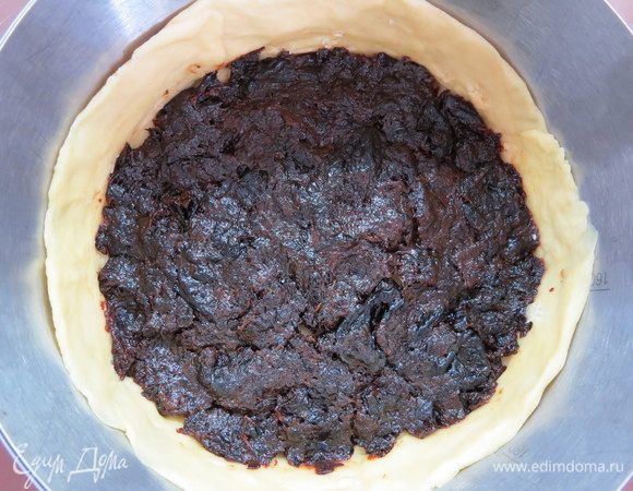 Выложить начинку из чернослива на тесто.