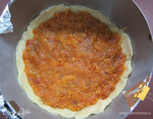 Сверху выложить первый круг теста, на него выложить начинку из кураги.