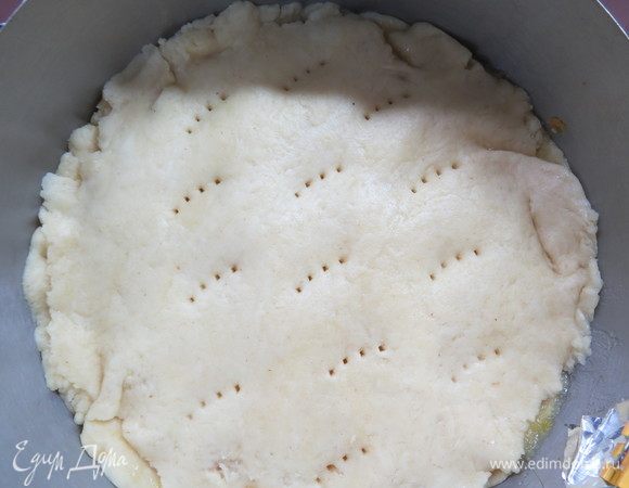 Снова сверху выложить круг теста, выложить лимонную начинку. Накрыть последним кругом и защипать края. Проткнуть местами вилкой, чтобы пирог не вздулся во время выпекания. 