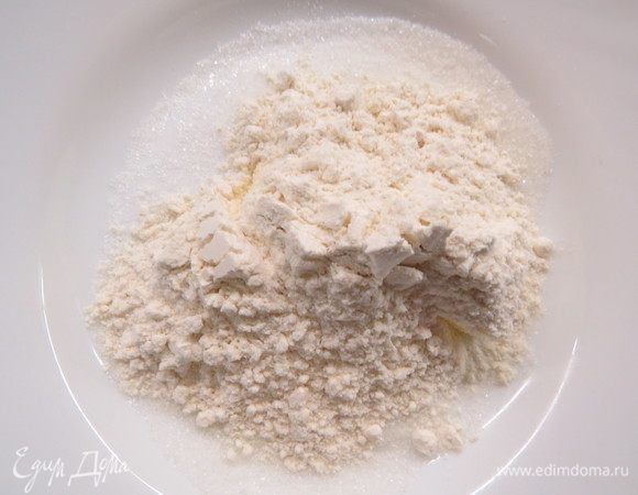 Готовим крошку. Грецкие орехи перемолоть в муку в блендере или кофемолке. Растереть замороженное масло с сахаром, мукой и ореховой мукой в крошку. 
