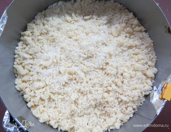 Выпекать пирог при 80°С 30 минут, посыпать крошкой, затем еще 30 минут при 190°С. 