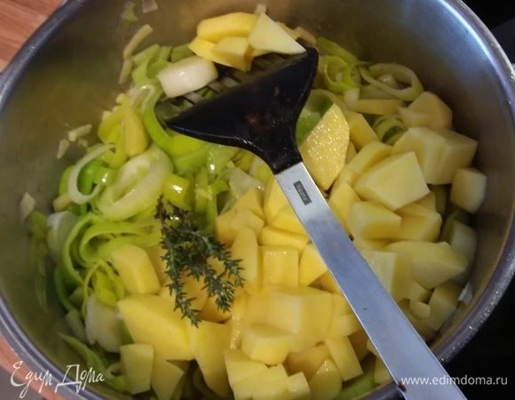 Очистить картофель, мелко нарезать и добавить к порею. Быстро обжарить. Если у вас тыква сырая, то ее тоже нужно очистить, нарезать и добавить вместе с картошкой. У меня тыквенное пюре из заморозки, поэтому я его добавляю позже. Добавить веточки тимьяна. 