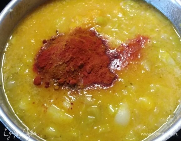 Добавить специи, влить апельсиновый сок, прогреть до закипания.