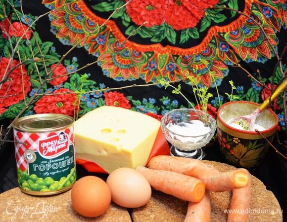 Подготовим продукты для приготовления закуски. Куриные яйца и морковь вымоем.