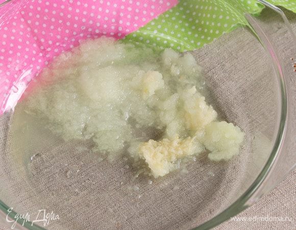 Очищенные репчатый лук (50 г) и чеснок (2 зубчика) натереть на мелкой терке. Можно прибегнуть к помощи блендера.