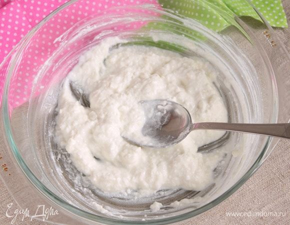 Вмешать в луково-чесночное пюре брынзу сербскую (60 г), растерев ее практически до пюреобразной консистенции.