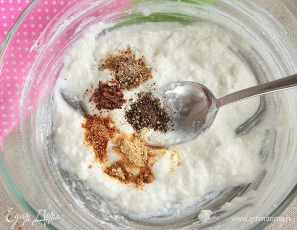 В полученную массу добавить молотые имбирь (1/3 ч. л.), корицу (1/4 ч. л.), перец черный (1/3 ч. л.), перец кайенский (1/3 ч. л.), кардамон (1/4 ч. л.). Перемешать для распределения специй и пряностей.
