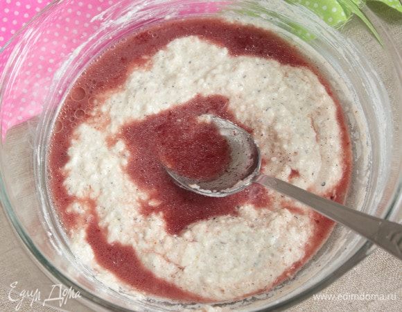 Добавить оливковое масло (2 ст. л.) и красное сухое вино (6 ст. л.). Тщательно перемешать. Маринад готов.