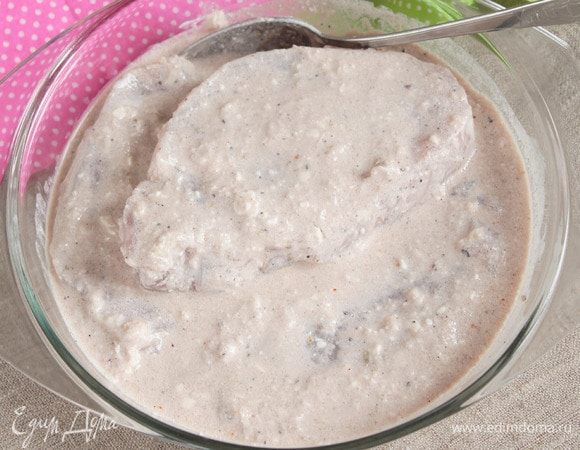 В готовый маринад погрузить подготовленные свиные кусочки, чтобы маринад обволакивал их со всех сторон. Оставить для маринования на 1 час. 