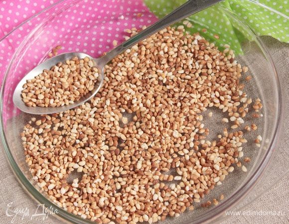 Рис Японика (100 г) до красивого «загара» обжарить удобным для вас способом: на разогретой сковороде или в микроволновой печи. Я обжариваю в СВЧ на максимальной мощности (800 Вт) минуты 3, перемешивая через каждую минуту. При необходимости добавить по 0,5 минут. Обжаренный рис остудить и смолоть в кофемолке в мучную массу.