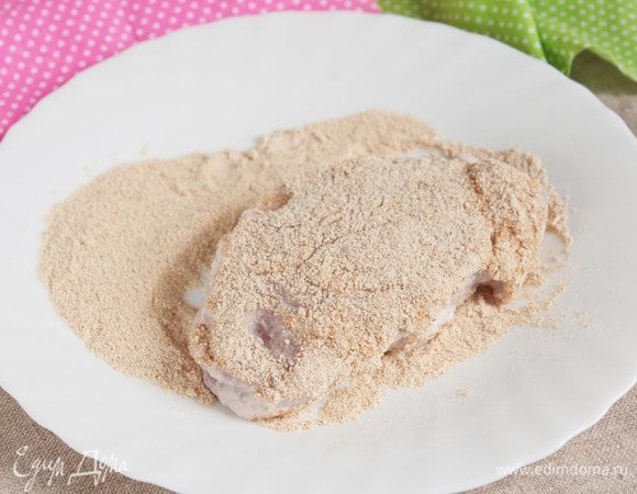 С кусочков свинины убрать излишки маринада (можно при помощи ложки, например, или лезвия ножа). Обвалять со всех сторон в муке из обжаренного риса. Маринад не выбрасывать!