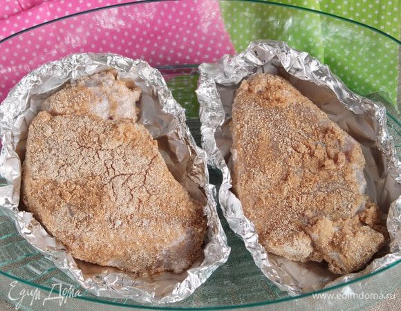 Из кусочков фольги сделать под каждый кусочек «тарелочки», но только так, чтобы они минимально закрывали решетку в чашах пароварки, но при этом сохраняли выделившийся сок из мяса. В моей пароварке задействуются два яруса по два кусочка в каждом. Когда все готово, включить пароварку на 75 минут. Не забывайте следить за уровнем воды в пароварке.