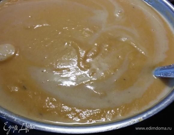 Пюрировать погружным блендером до однородности. Влить молоко, у меня ушло больше, чем 300 мл молока, просто регулируйте консистенцию супа по своему вкусу. Молоко можно заменить на сливки. 