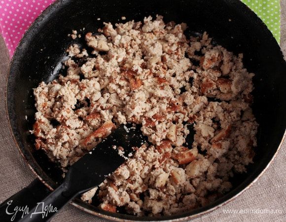 На разогретой сковороде с антипригарным покрытием поджарить омлетную крошку. Остудить. 