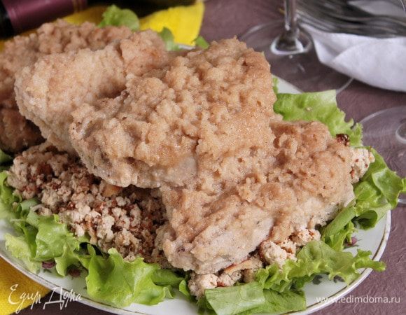 Для сервировки достаточно дополнить листьями салата или руколы, или свежим огурчиком. Выложить их на общее блюдо или порционные тарелки. Сверху выложить омлетную крошку и готовые кусочки свинины в рисовой панировке. Получается очень самодостаточное блюдо для полноценного обеда или ужина.  