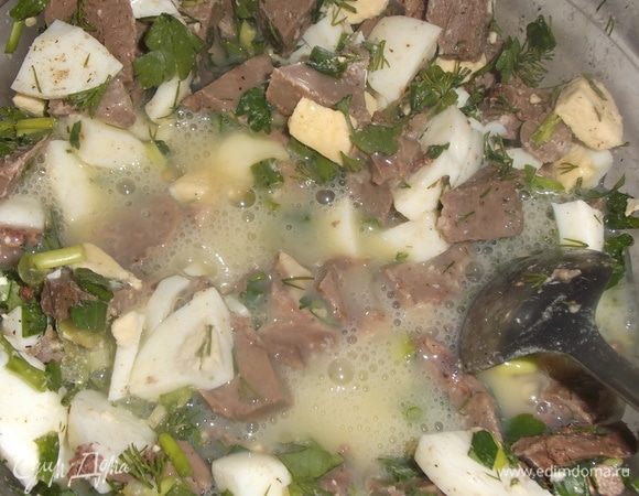 Влить яичную смесь в миску с сердцем и яйцами. Перемешать.