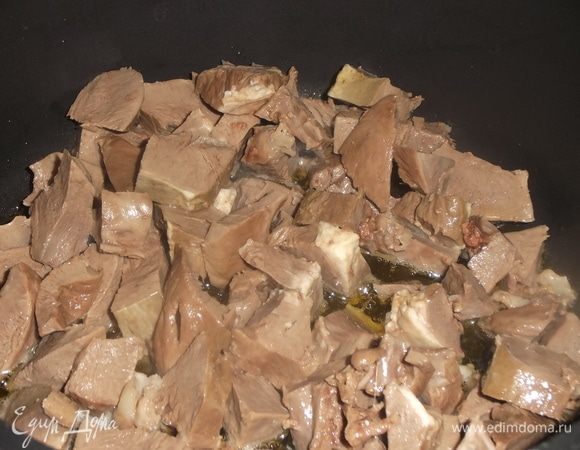 Курагу запарить, нарезать. Сердце отварить до готовности. Остудить. Нарезать на кусочки. В сотейнике растопить масло, выложить нарезанное сердце.