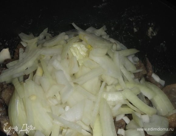 Добавить нарезанный лук, обжарить.