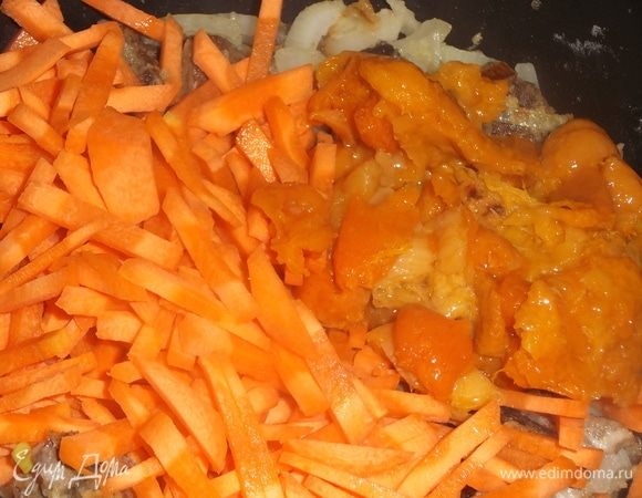 Добавить нарезанную морковь и курагу.