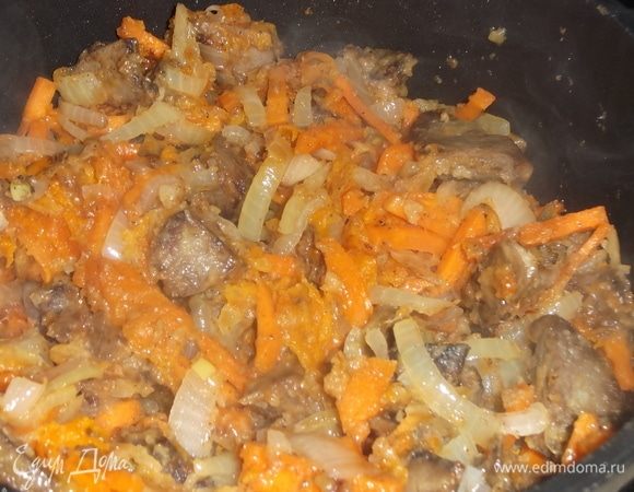 Припустить на сильном огне, помешивая, 3 минуты. Добавить мускатный орех, перец.