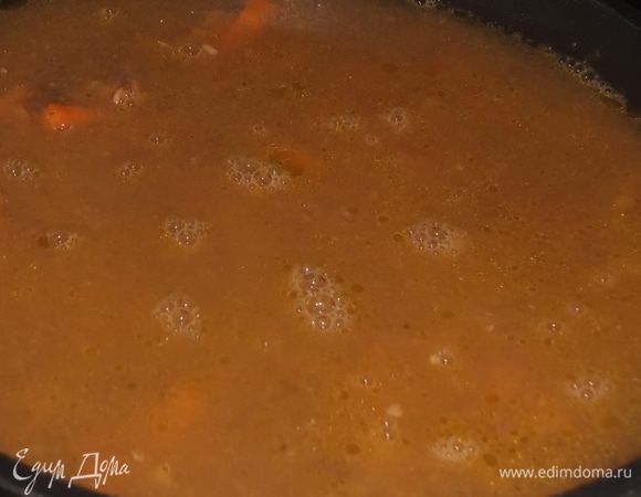 Влить бульон, в котором варилось сердце. Добавить сахар, посолить по вкусу.