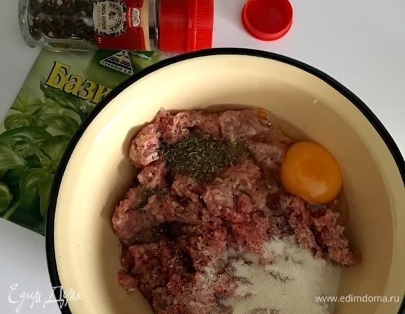 Пока лук, морковь и чесночек обжариваются, в емкости к фаршу разобьем одно яйцо, соль, свежемолотый перец, пару щепоток сушеного базилика для обогащения мясного хлебушка ароматами и столовую ложку манной крупы для пышности. Перемешать.