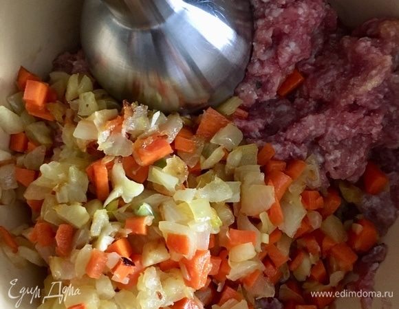 Когда овощи зазолотятся, отправить их в миску с фаршем и с помощью погружного блендера пробить до однородности. Таким образом мы делаем консистенцию фарша более однородной и одновременно обогащаем его кислородом. Все-таки хлеб, пусть и мясной, будем выпекать.