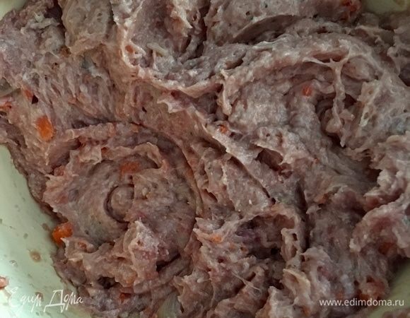 Вот такую взбитую мясную массу я получила. Ничего страшного, если остались целенькие кусочки морковки, они только добавят яркость нашему хлебушку.