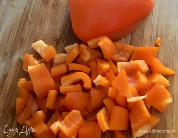 Болгарский перчик освободить от семенной сердцевинки и нарезать кубиком.