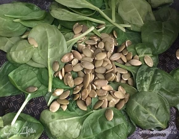 Теперь отправить в другую небольшую сковороду шпинат и горсть тыквенных семечек. Шпинат сразу начнет вянуть, можно подлить немного водички и потушить немного шпинат.