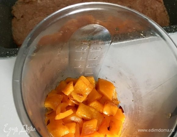 В чашу блендера поместить обжаренный перчик.