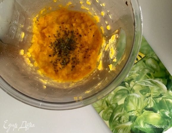 Щепотку ароматного базилика, чтобы поддержать ароматы хлебушка в начинке, и измельчить.