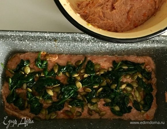 Затем закрыть слоем мясного фарша. Далее следует шпинатная начинка.