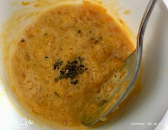 Я сохранила немного пюре из болгарского перца для соуса. В мисочке смешать пюре, немного сливок, посолить по вкусу и добавить щепотку базилика, прогреть пару минут на огне, остудить.