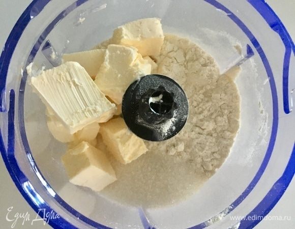Начнем с приготовления песочного теста. В емкости смешать муку, сахар, щепотку соли и холодное сливочное масло, нарезанное на кубики.