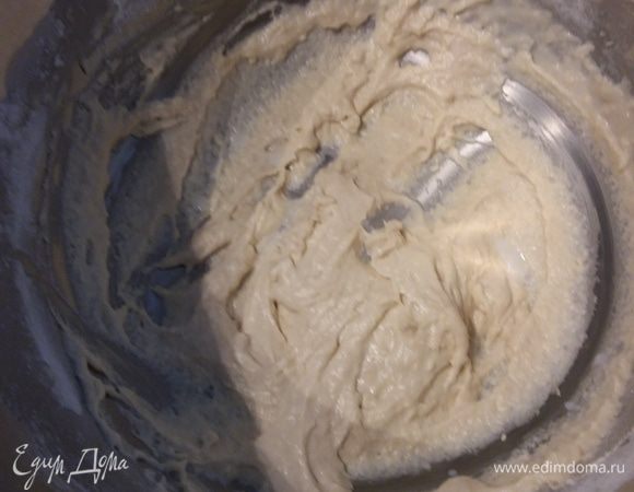 Для опары растворить дрожжи в слегка теплом молоке. Добавить муку, смешать в кашицу, затянуть пленкой и поставить в теплое место на 1 час. 