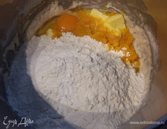 Через час добавить к опаре остальные ингредиенты. Масло должно быть размягченное, а тыквенное пюре и яйцо комнатной температуры. 